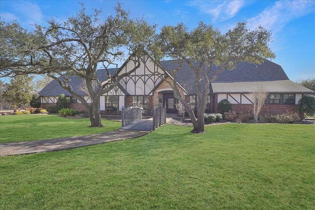 2 Acres of Land with Home for Sale in Oak Leaf, Texas