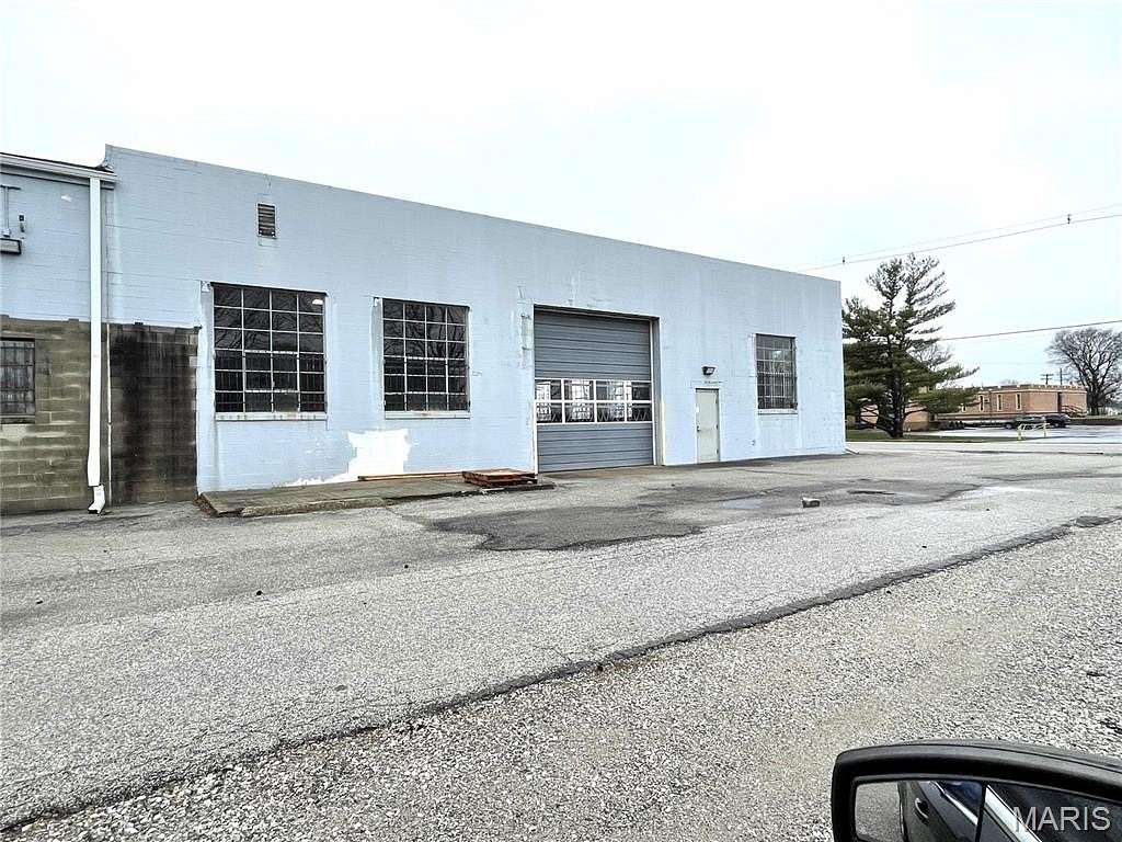 3.2 Acres of Improved Mixed-Use Land for Sale in Wood River, Illinois