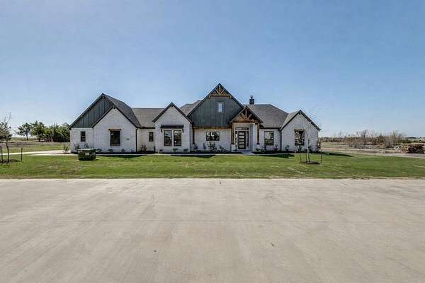 1.5 Acres of Land with Home for Sale in Nevada, Texas