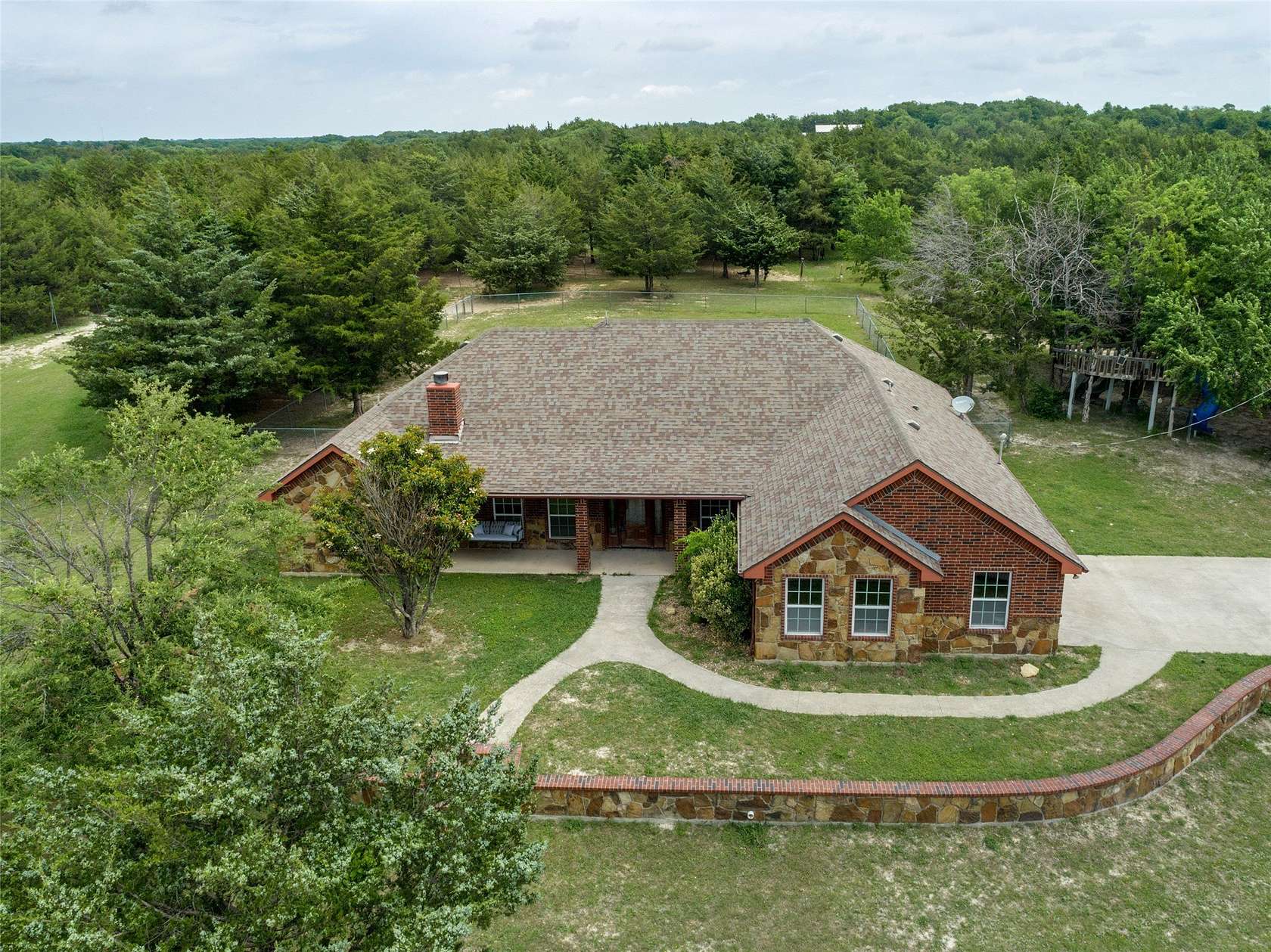 19 Acres of Recreational Land with Home for Sale in Whitewright, Texas