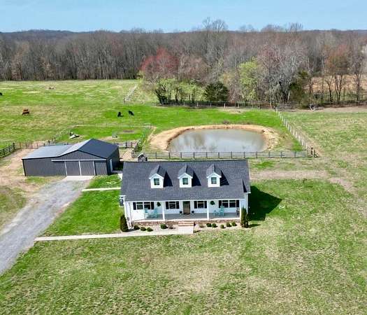 19.8 Acres of Land with Home for Sale in Bethpage, Tennessee