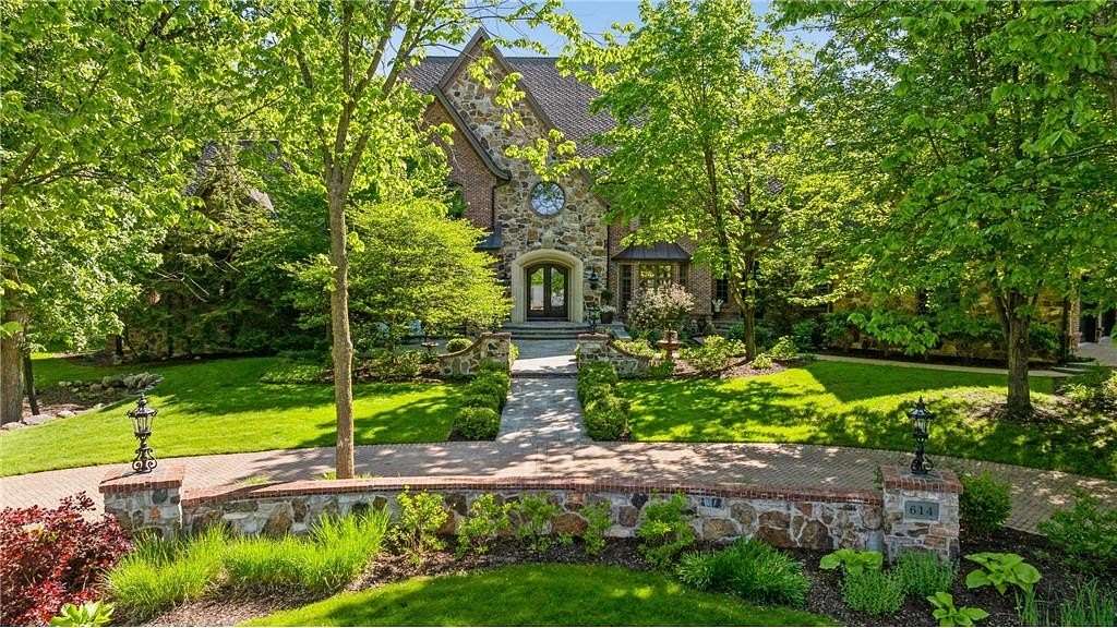 5.12 Acres of Land with Home for Sale in Mendota Heights, Minnesota