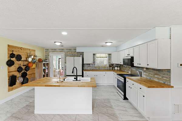 4.6 Acres of Land with Home for Sale in Berea, Kentucky