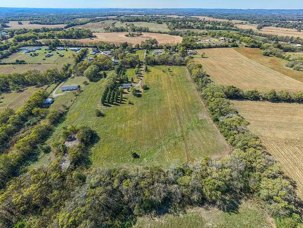 9 Acres of Land for Sale in Bethpage, Tennessee