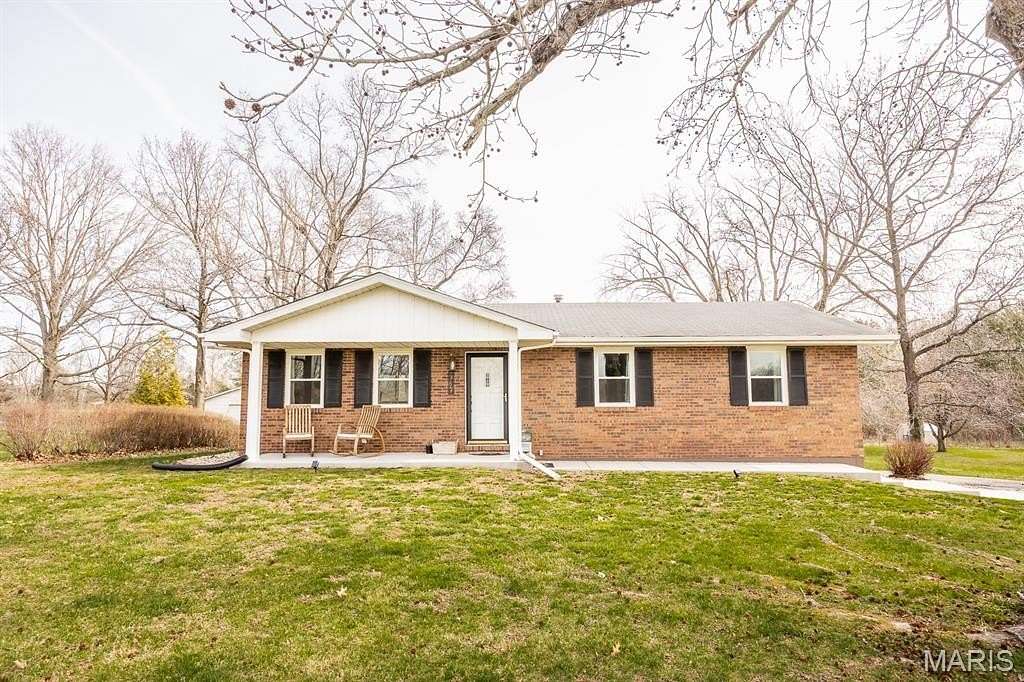 1.6 Acres of Improved Mixed-Use Land for Sale in Highland, Illinois