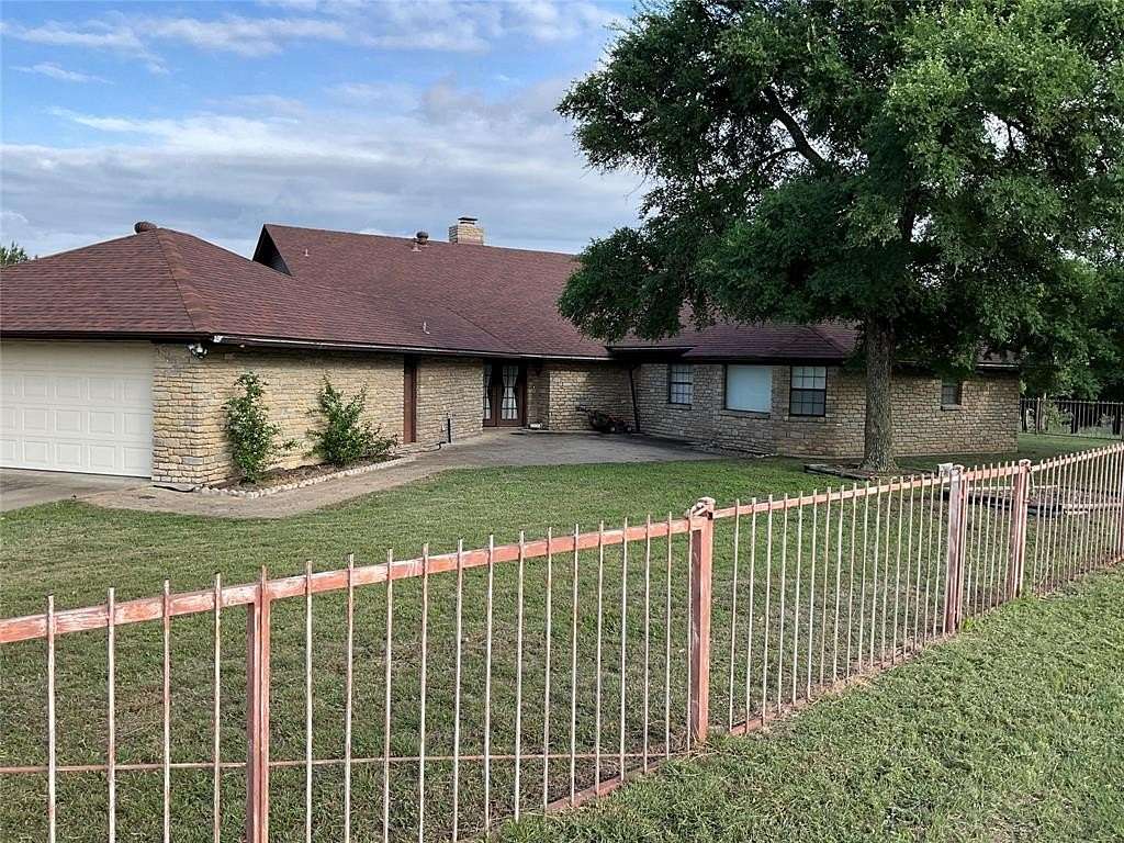 34 Acres of Land with Home for Sale in Hamilton, Texas