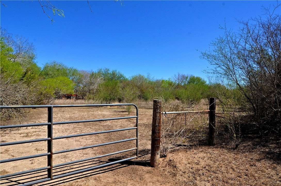 5 Acres of Residential Land for Sale in Beeville, Texas