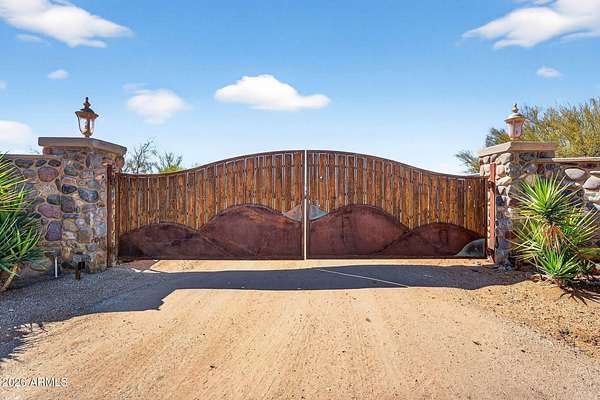 10 Acres of Land with Home for Sale in Scottsdale, Arizona