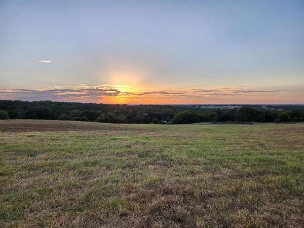 39 Acres of Land with Home for Sale in St. Jo, Texas