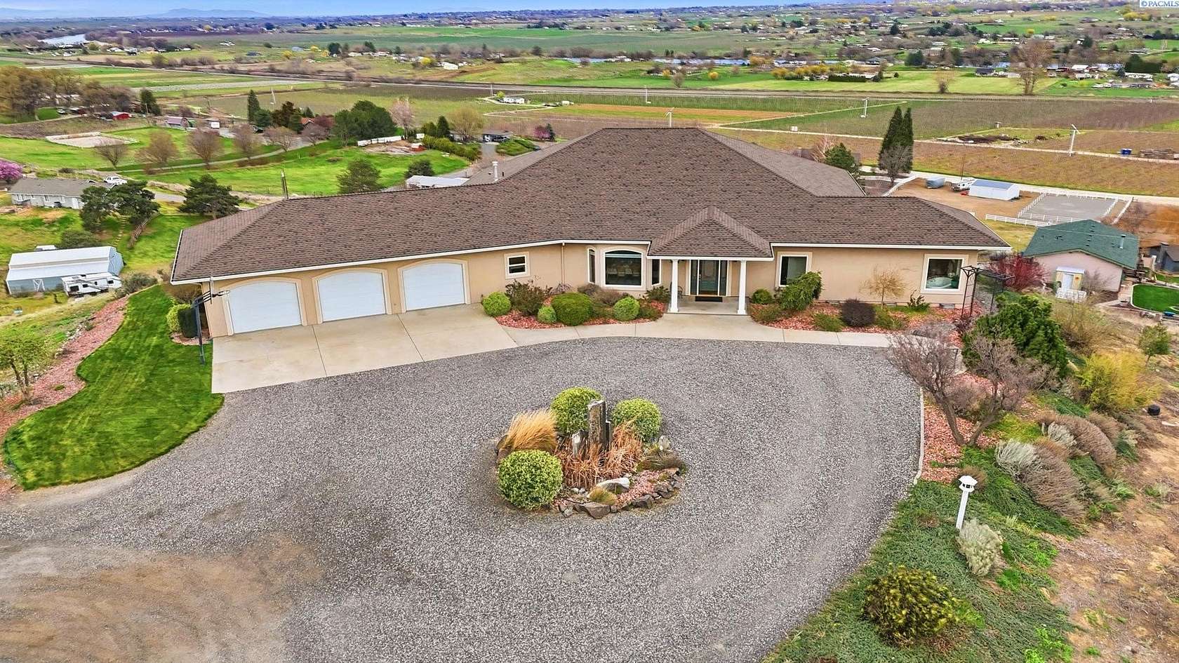 6.85 Acres of Land with Home for Sale in Prosser, Washington