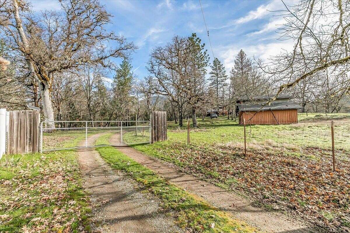 10 Acres of Land with Home for Sale in Grants Pass, Oregon