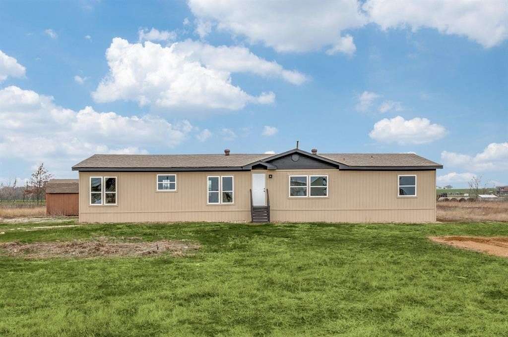 1.5 Acres of Land with Home for Sale in Collinsville, Texas