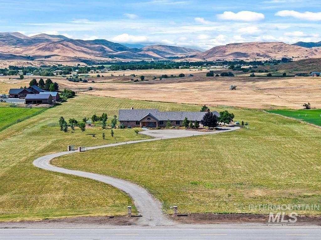 14 Acres of Land with Home for Sale in Horseshoe Bend, Idaho