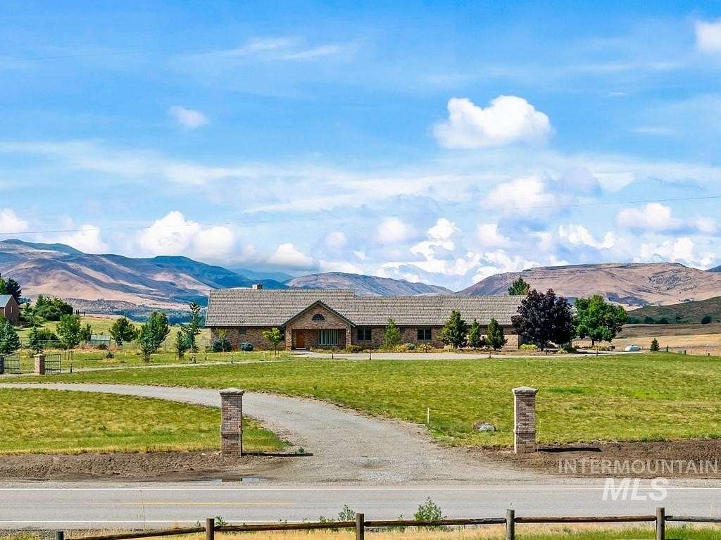 14 Acres of Land with Home for Sale in Horseshoe Bend, Idaho
