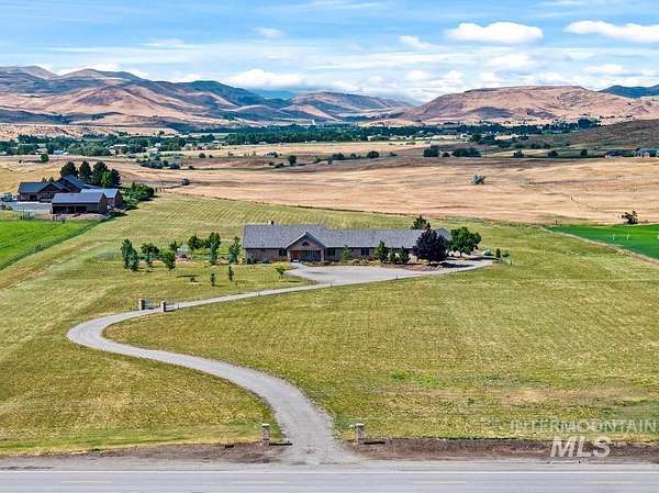 14 Acres of Land with Home for Sale in Horseshoe Bend, Idaho