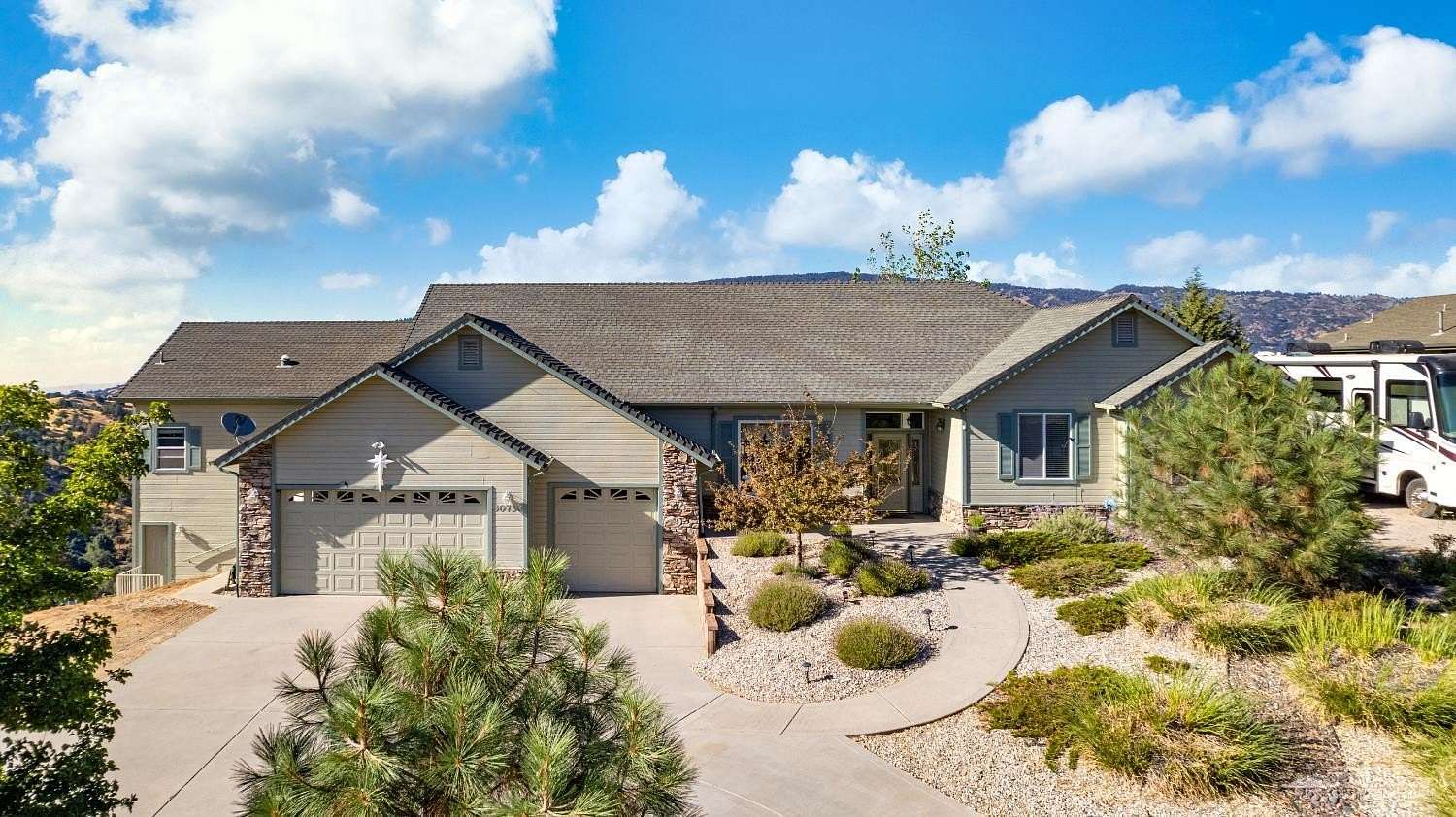 3.86 Acres of Land with Home for Sale in Tehachapi, California