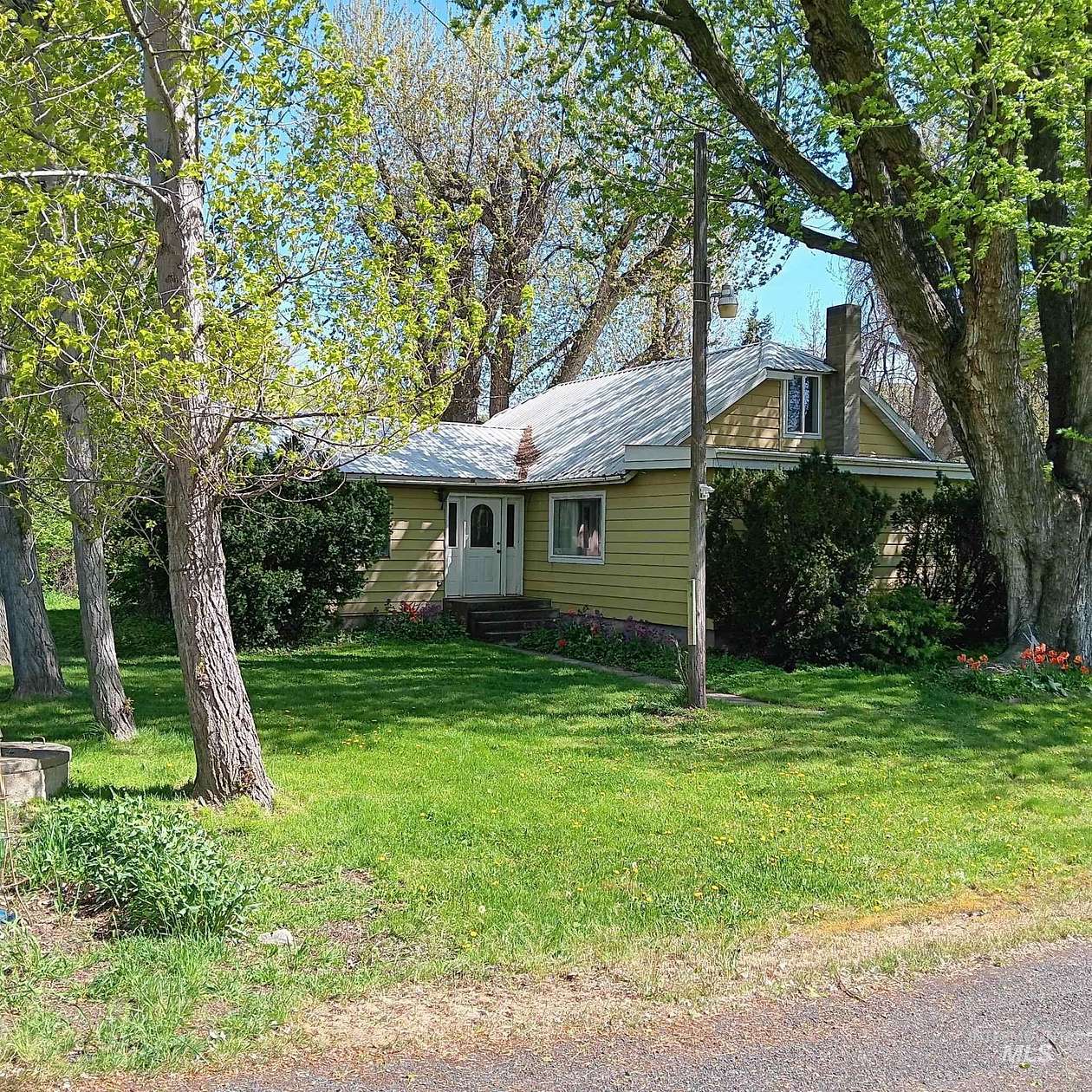 2.35 Acres of Land with Home for Sale in Pomeroy, Washington