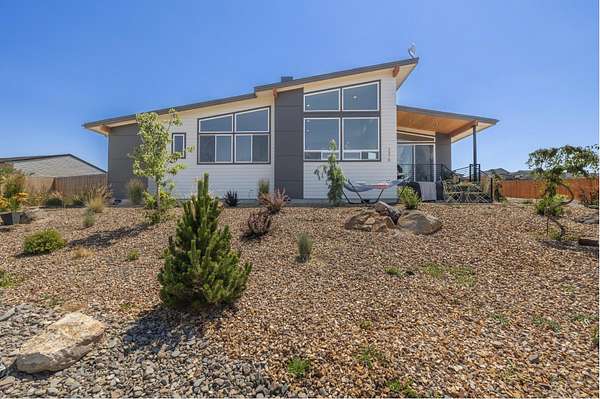 1.56 Acres of Land with Home for Sale in Redmond, Oregon