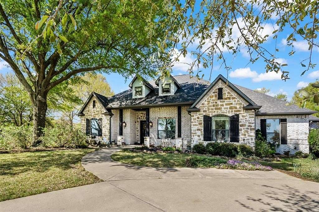 1.5 Acres of Land with Home for Sale in Mabank, Texas