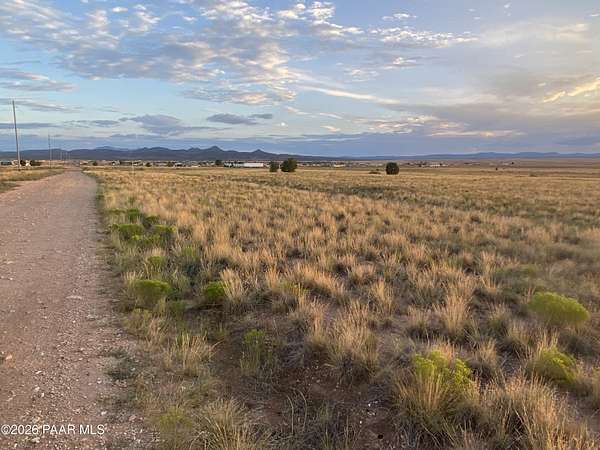 1 Acre of Land for Sale in Paulden, Arizona