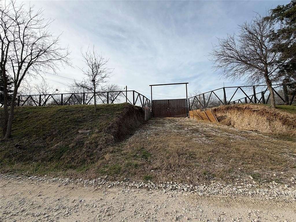 1.5 Acres of Land with Home for Sale in Corsicana, Texas