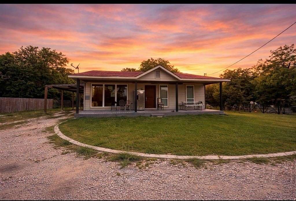 1.5 Acres of Land with Home for Sale in Corsicana, Texas