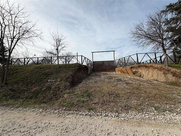1.5 Acres of Land with Home for Sale in Corsicana, Texas