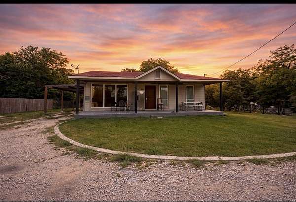 1.5 Acres of Land with Home for Sale in Corsicana, Texas