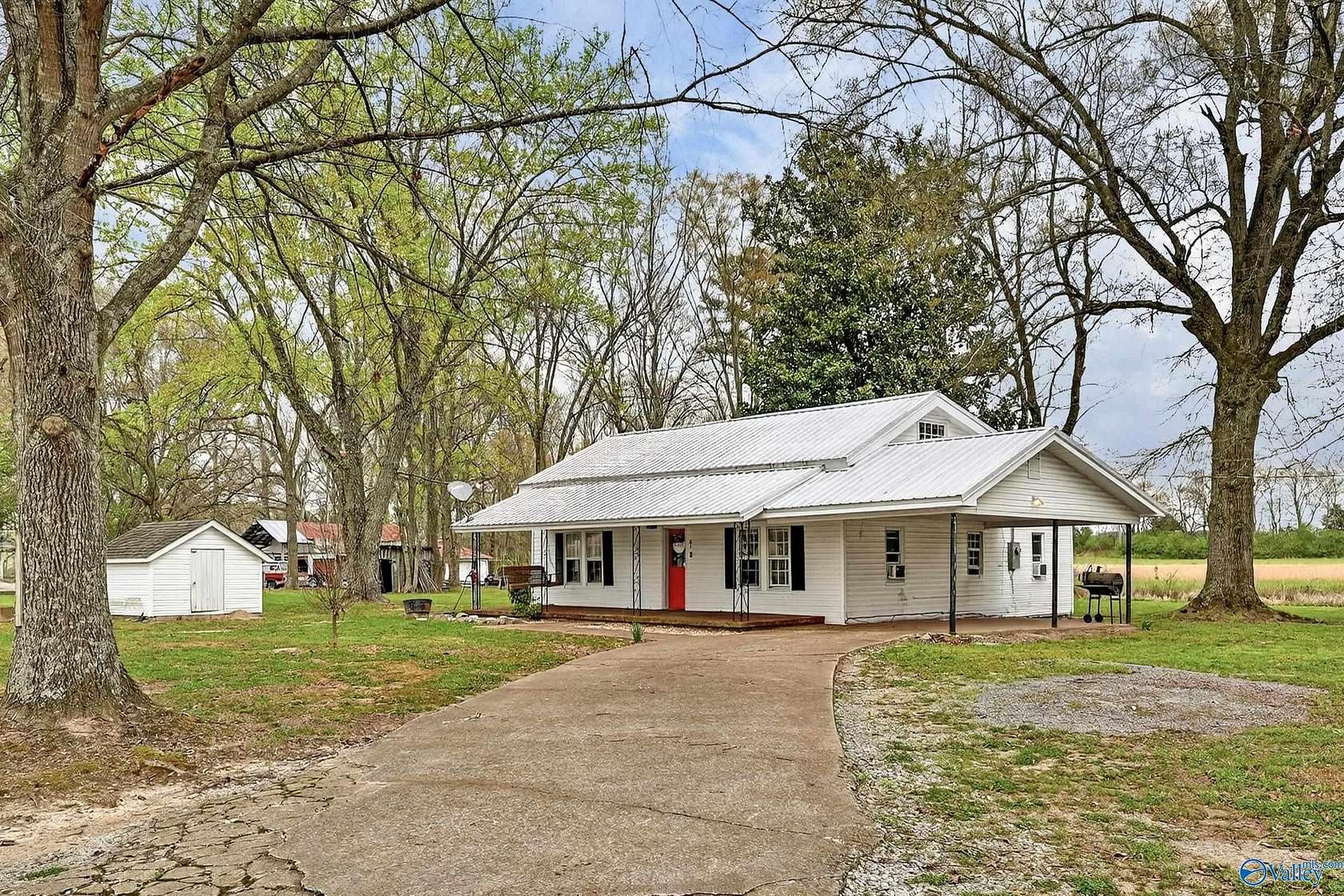 9 Acres of Land with Home for Sale in Ardmore, Tennessee
