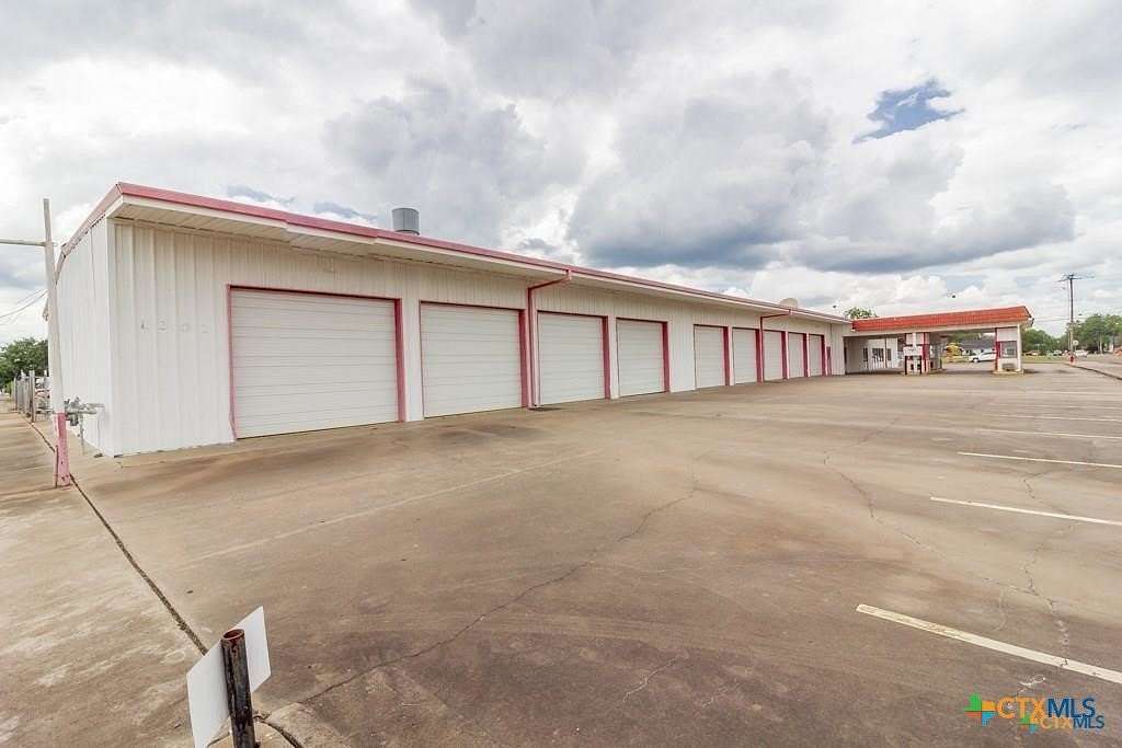 1.52 Acres of Improved Commercial Land for Sale in Victoria, Texas