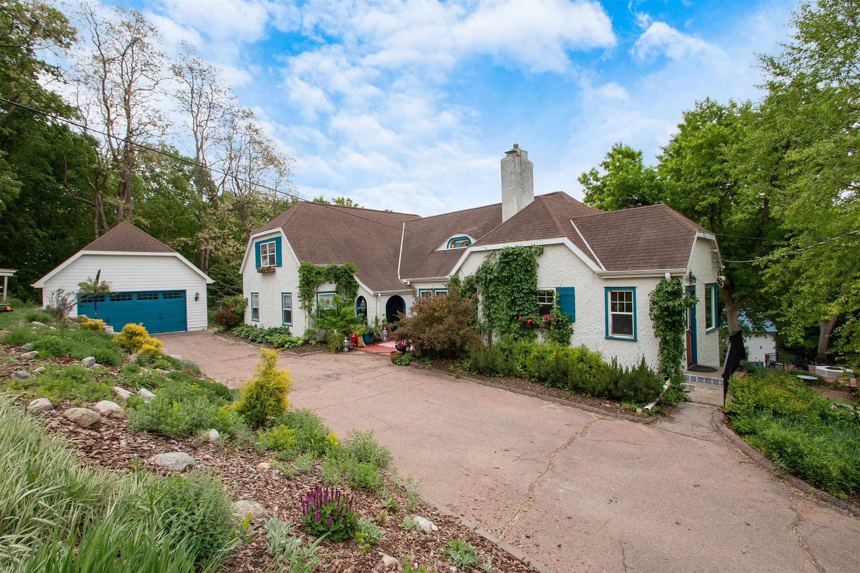 2.82 Acres of Land with Home for Sale in Sioux City, Iowa