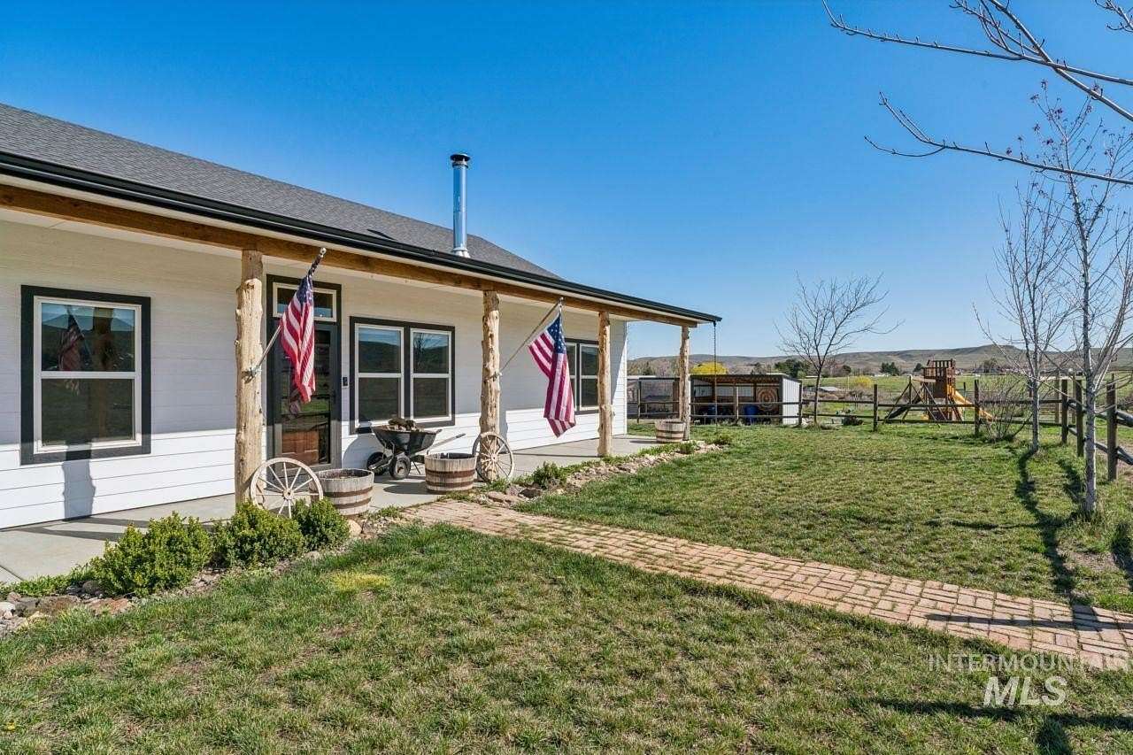 13.8 Acres of Land with Home for Sale in Payette, Idaho