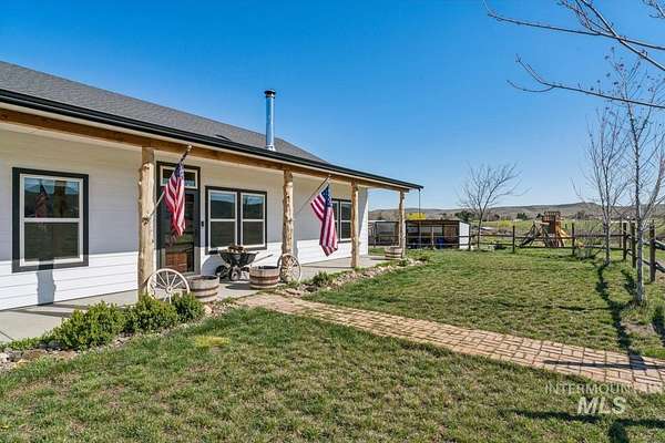 13.8 Acres of Land with Home for Sale in Payette, Idaho