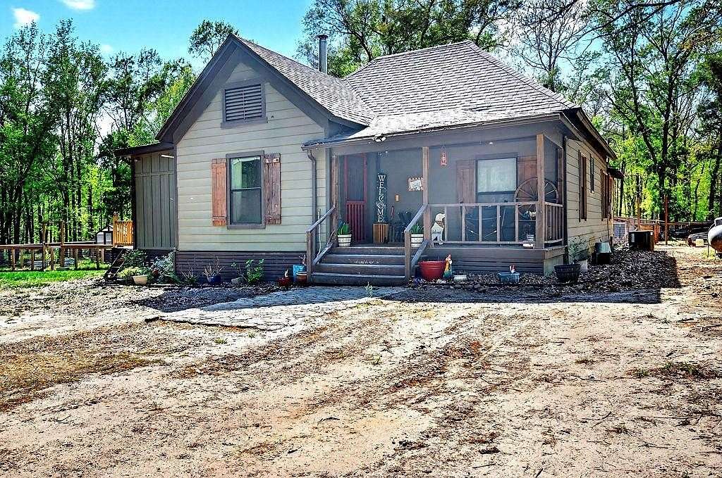 7.75 Acres of Land with Home for Sale in Athens, Texas