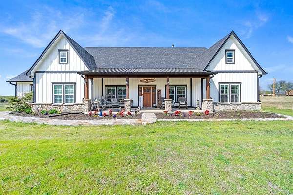 1.5 Acres of Land with Home for Sale in Celeste, Texas