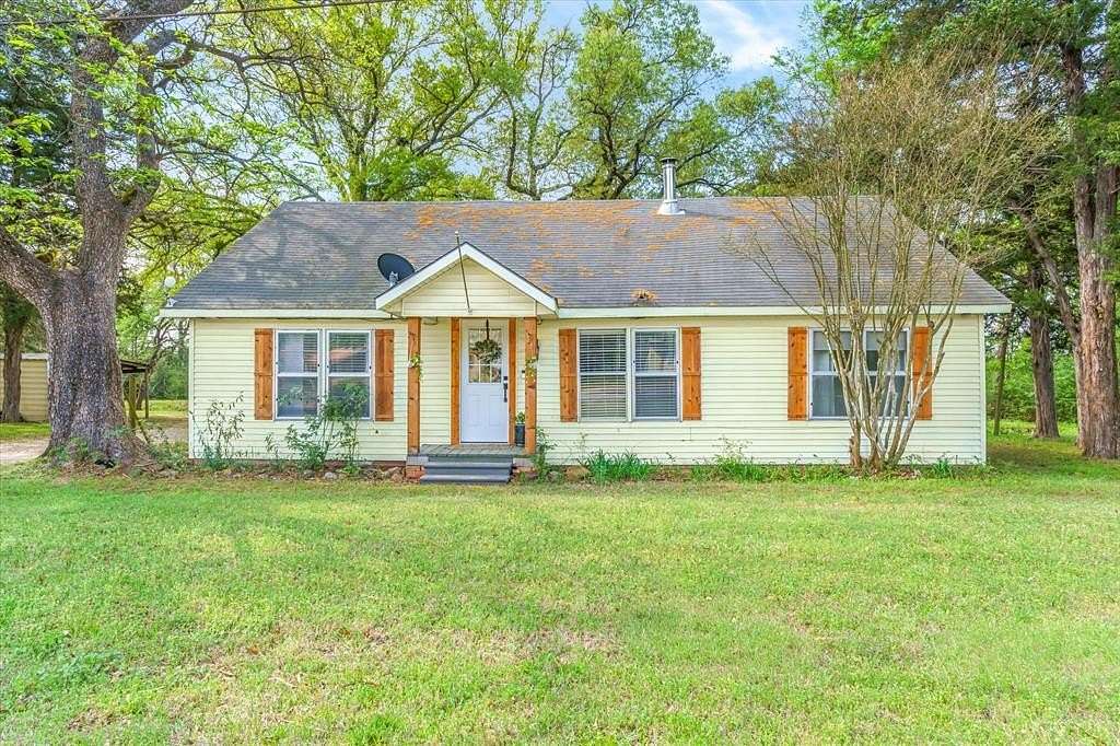 1.53 Acres of Land with Home for Sale in Edgewood, Texas