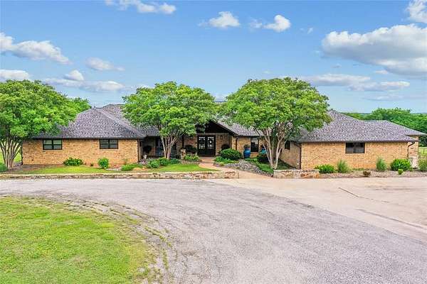 2.64 Acres of Land with Home for Sale in Whitesboro, Texas