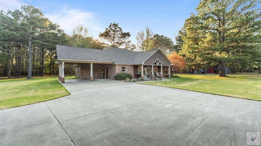 27.4 Acres of Land with Home for Sale in Texarkana, Arkansas