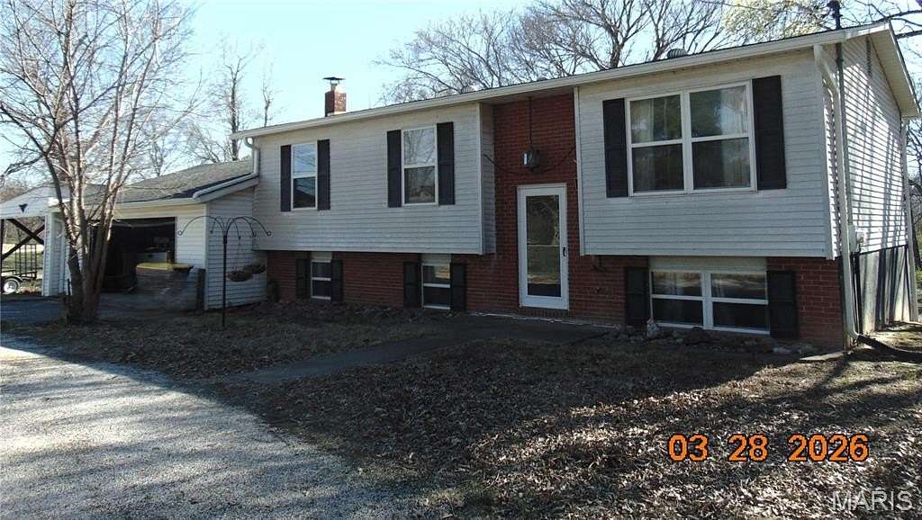 5 Acres of Land with Home for Sale in Alton, Illinois