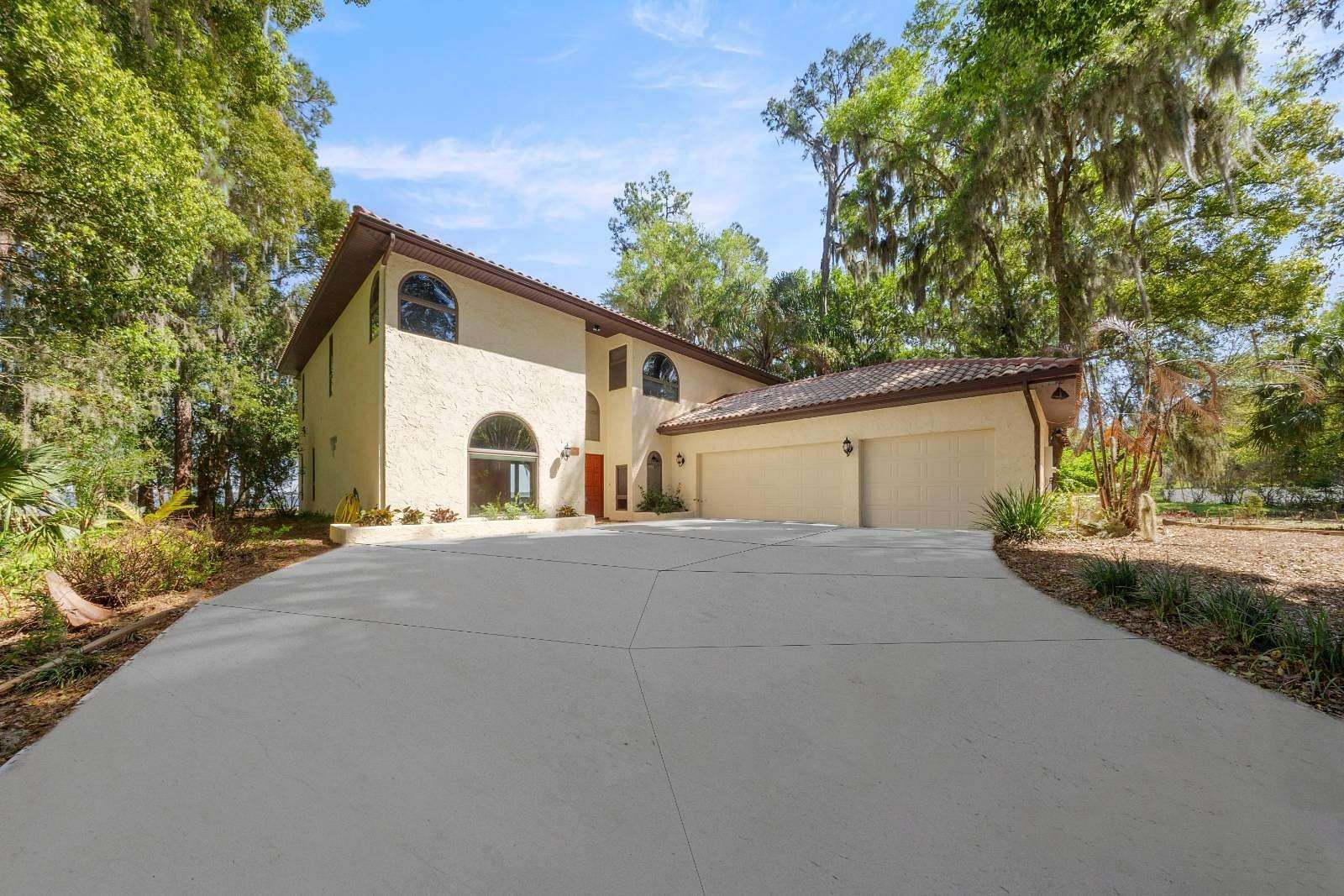 11 Acres of Land with Home for Sale in Weirsdale, Florida