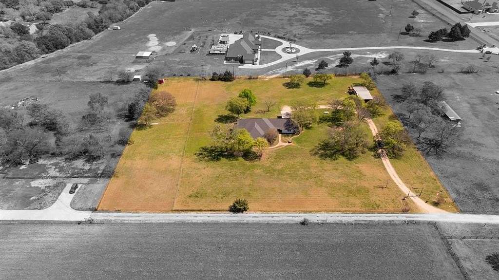 4 Acres of Land with Home for Sale in Oak Leaf, Texas
