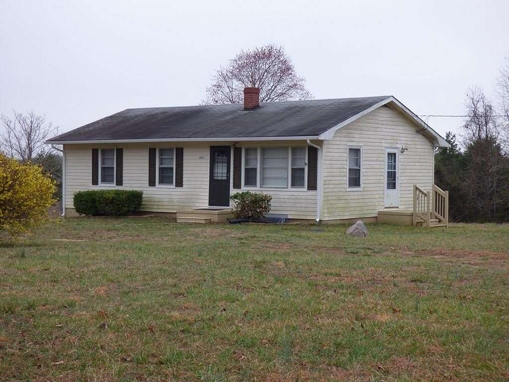 71.4 Acres of Recreational Land with Home for Sale in Nathalie, Virginia