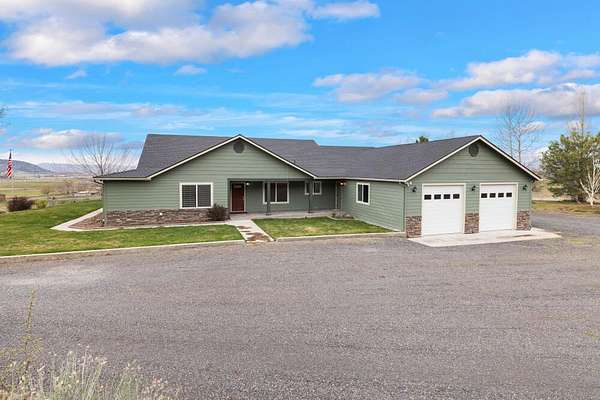 28.5 Acres of Land with Home for Sale in Klamath Falls, Oregon