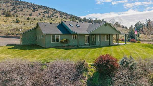 28.5 Acres of Land with Home for Sale in Klamath Falls, Oregon