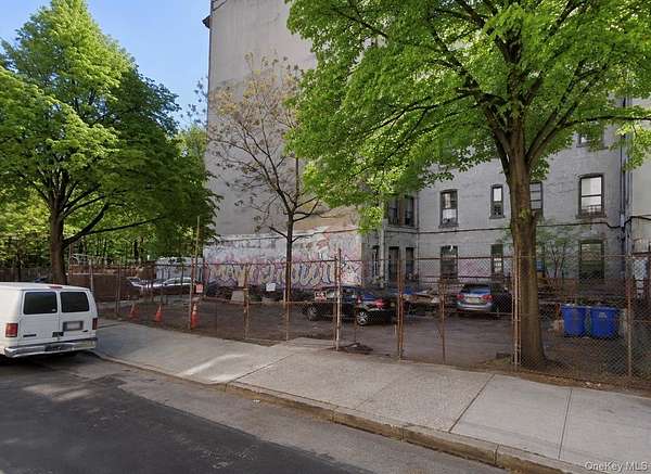 0.04 Acres of Mixed-Use Land for Sale in Bronx, New York