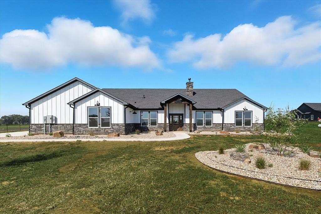 4.88 Acres of Land with Home for Sale in Whitesboro, Texas