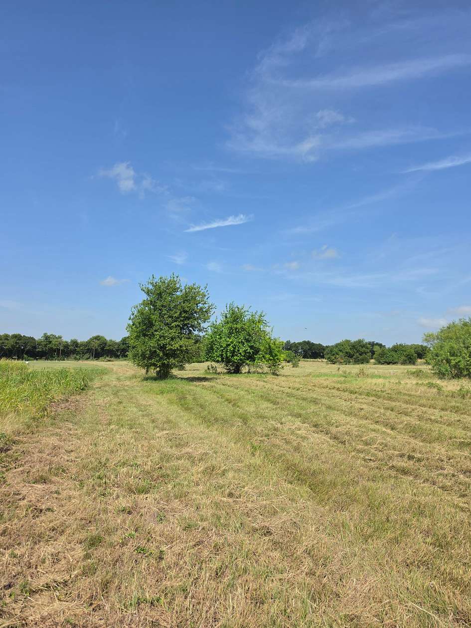 8 Acres of Land for Sale in Eddy, Texas