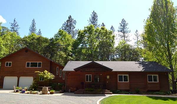 19.3 Acres of Land with Home for Sale in Grants Pass, Oregon