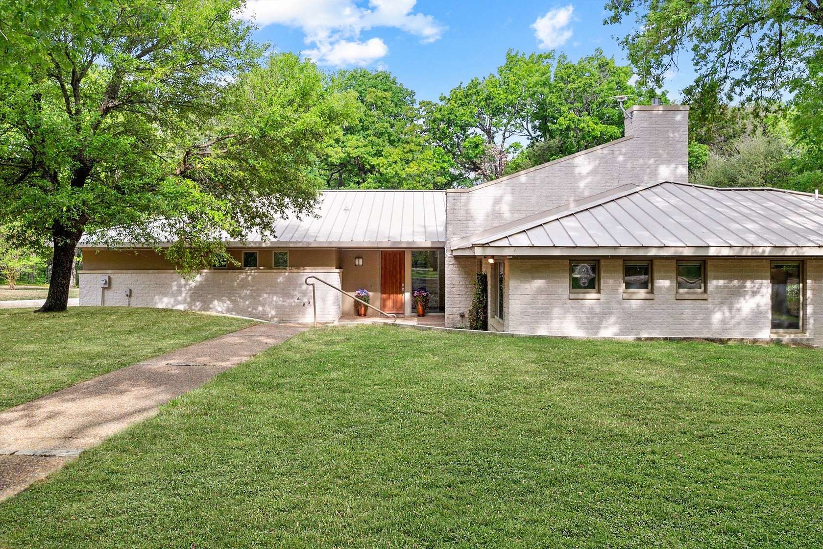 1.55 Acres of Land with Home for Sale in Corsicana, Texas