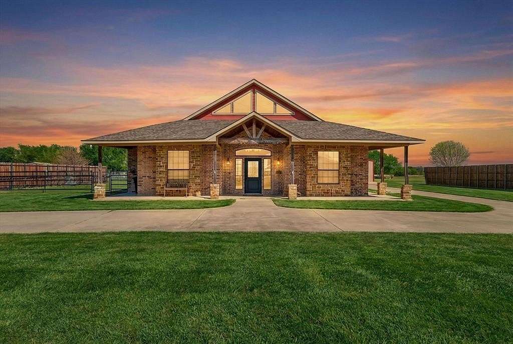 1.52 Acres of Land with Home for Sale in Tioga, Texas